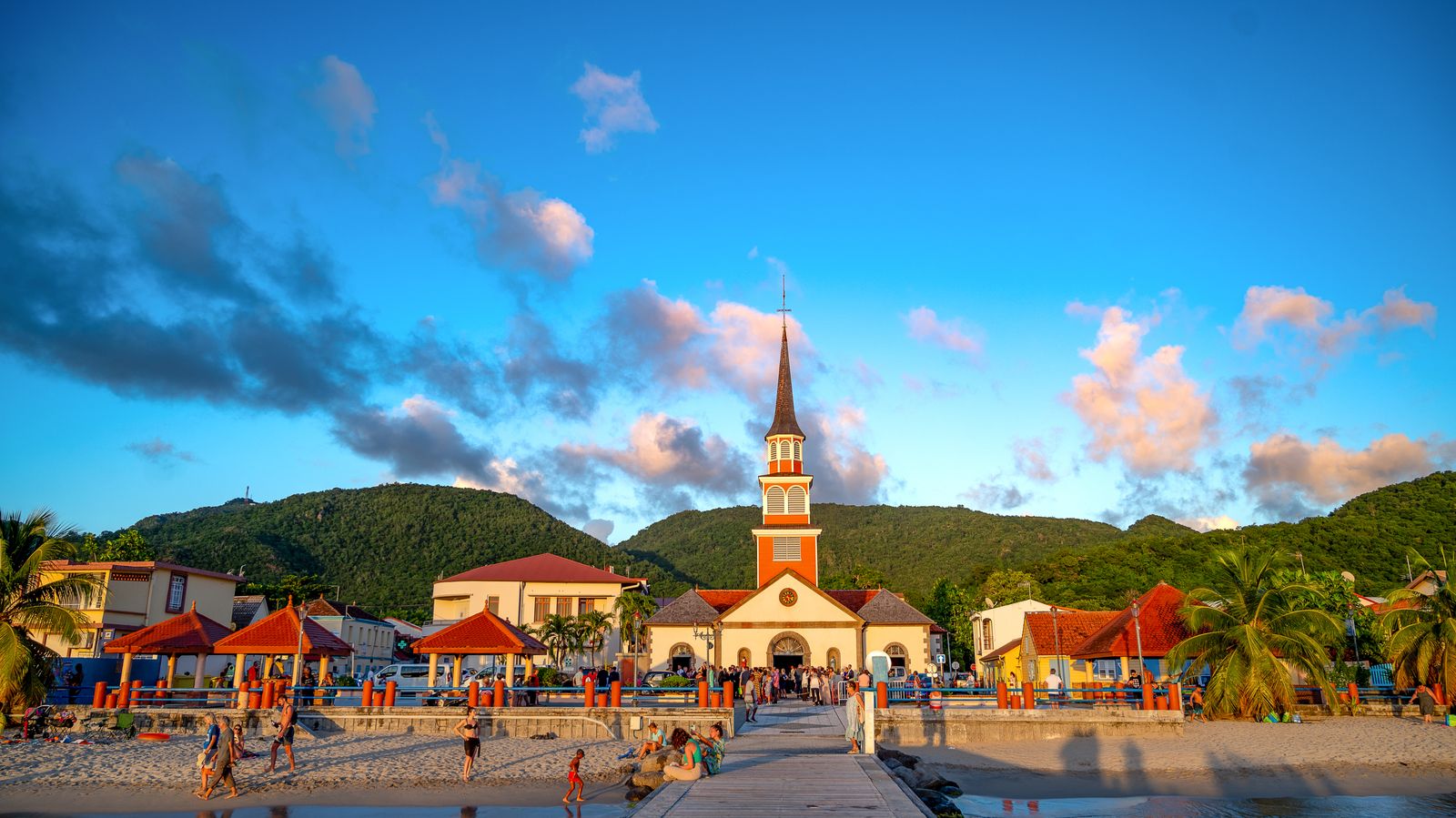 Bourg martiniquais aux toits rouges au pied des mornes