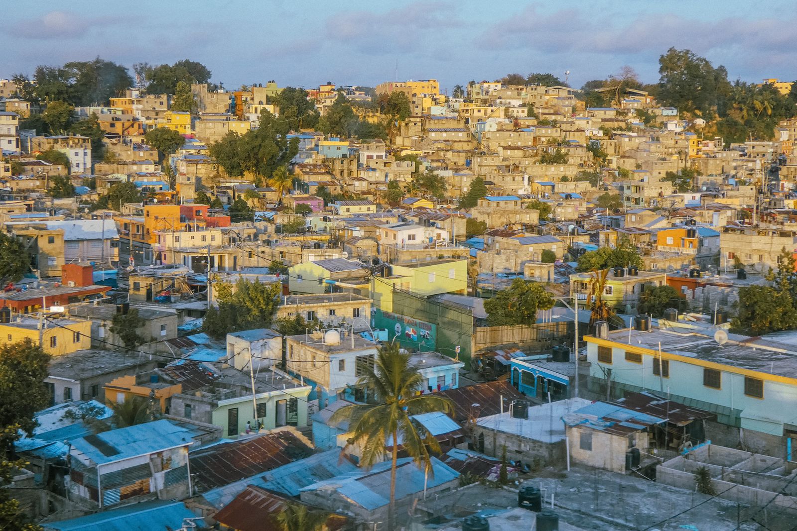 Toits de tôle colorés à flanc de morne aux Caraïbes