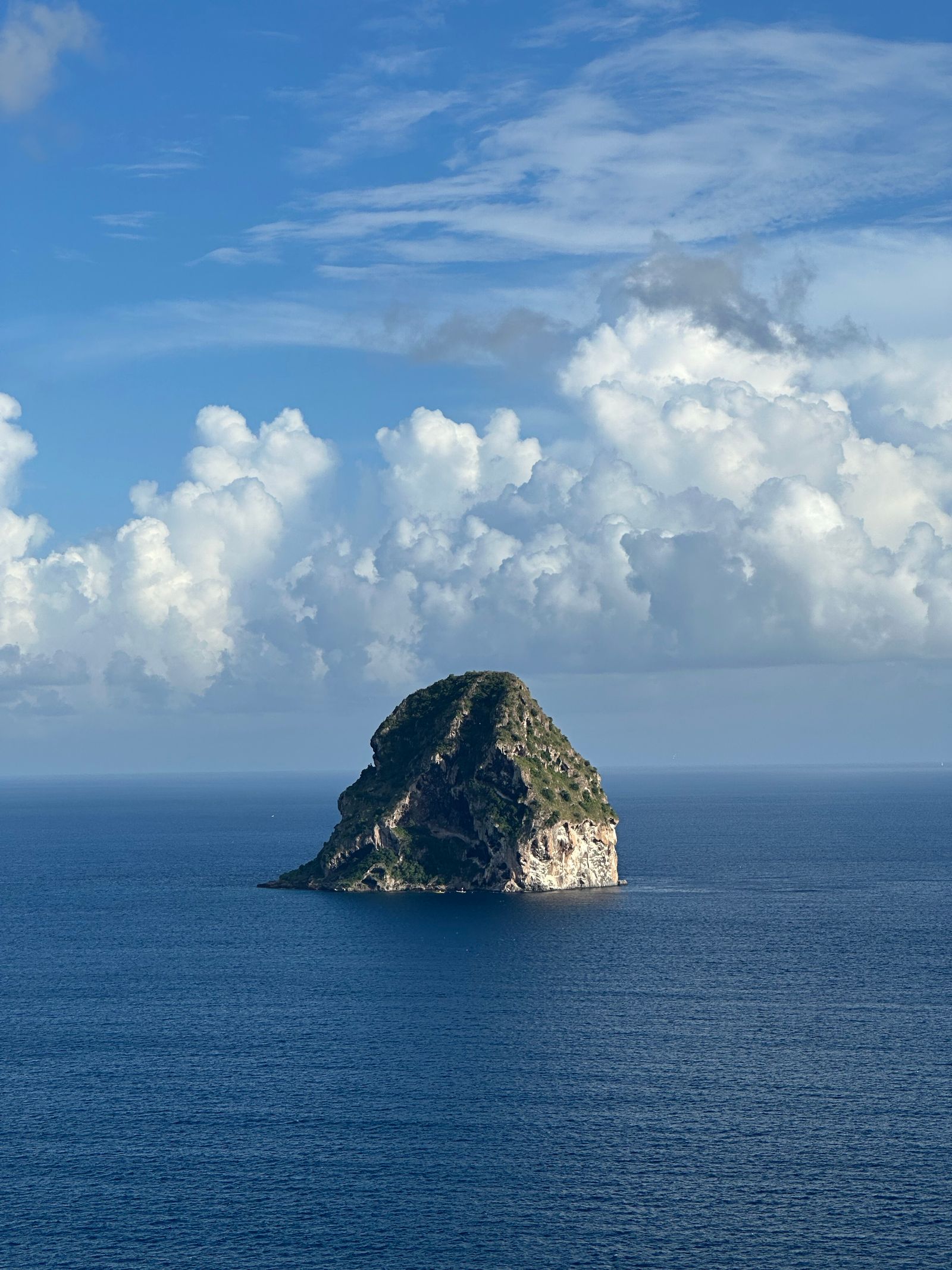Le rocher du Diamant vu depuis la côte, Martinique